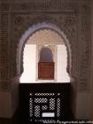 Aberturas rodeados inscripciones y motivos en yeso, madraza de Ben Youssef, Marrakech, Marruecos.