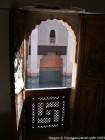 Vista al patio desde la ventana de un dormitorio, madraza de Ben Youssef, Marrakech, Marruecos.