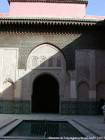 Piscina frente a la sala de oración, madraza de Ben Youssef, Marrakech, Marruecos.