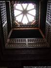 Tragaluces y rampas de madera tallada, madraza de Ben Youssef, Marrakech, Marruecos.