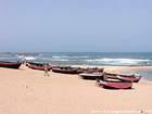 Barcos de pesca descansando en la playa de Oualidia, Marruecos.