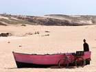 Dunas y barco rojo, Oualidia, Marruecos.