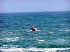 Barco de pesca se cae en las olas del mar, Oualidia, Marruecos.