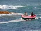 Entre ola y el rock, es un momento peligroso para los pescadores, Oualidia, Marruecos.