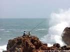 Espuma y pescadores en las rocas de la pasada, Oualidia, Marruecos.