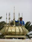 Trabajador limpiador de bronce en la explanada, Mausoleo de Mohamed V en Rabat, Marruecos.
