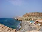 La arena y la playa de guijarros Thara Youssef, Al Hoceima a, Marruecos.