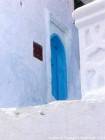 Paredes luz azulada y puerta, Chefchaouen, Marruecos.