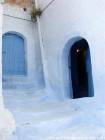 Puerta abierta y entrada bereber, Chefchaouen, Marruecos.