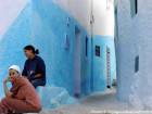 Chefchaouen, las mujeres jóvenes en la esquina de la calle, Marruecos.