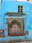 Fontaine y colores en la Medina de Chefchaouen, Marruecos.