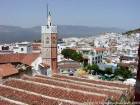 Tejados y el minarete de la mezquita de El Masjid El Aadam, Chefchaouen, Marruecos.