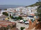 Panorama en una plaza y la ciudad desde la torre de la Kasbah, Chefchaouen, Marruecos.