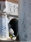Las mujeres en el vestido tradicional visión posterior, Chefchaouen, Marruecos.