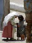 La anciana con traje tradicional y la niña, Chefchaouen, Marruecos.