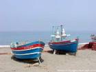 Barcos de pesca en la playa de Oued Lau, Marruecos.