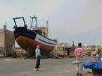 El barco pesquero de madera en el dique seco en el muelle, Essaouira, Marruecos.