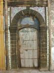 Puerta antigua rodeada de azulejos, Essaouira, Marruecos.