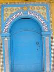 Típico bien decorado entrada puerta azul, Essaouira, Marruecos.