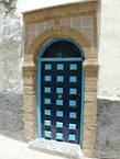 Puerta a cuadros con un marco de piedra, Medina, Essaouira, Marruecos.