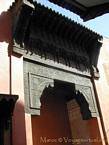 Por encima de una entrada a la madraza de Ben Youssef, Marrakech, Marruecos.