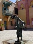 Estatua de un portador de agua, el Museo de Marrakech, Marruecos.