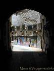 Exposición sobre las paredes de una calle, medina de Essaouira, Marruecos.
