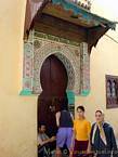 En los escalones de la puerta decoradas, Meknes, Marruecos.