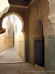 Ornamentación de estuco y azulejos marroquíes en un callejón en Meknes, Marruecos.