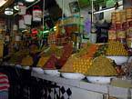 Meknes, vituallas pirámides en el mercado Lalla Aouda, Marruecos.