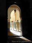 Sombra y luz en el Mausoleo de Moulay Ismail, Meknes, Marruecos.