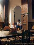 Discusión después de la comida del restaurante Riad Meknes, Marruecos.