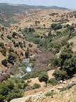 Torrent en la montaña, a Khenifra, Ain Leuh, Marruecos.
