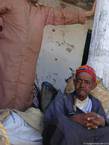 Essaouira, hombre pensativo en el mercado bereber, Marruecos.