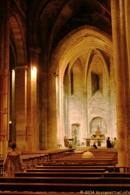 Nave de la iglesia de Saint-Victor, Marsella - Francia