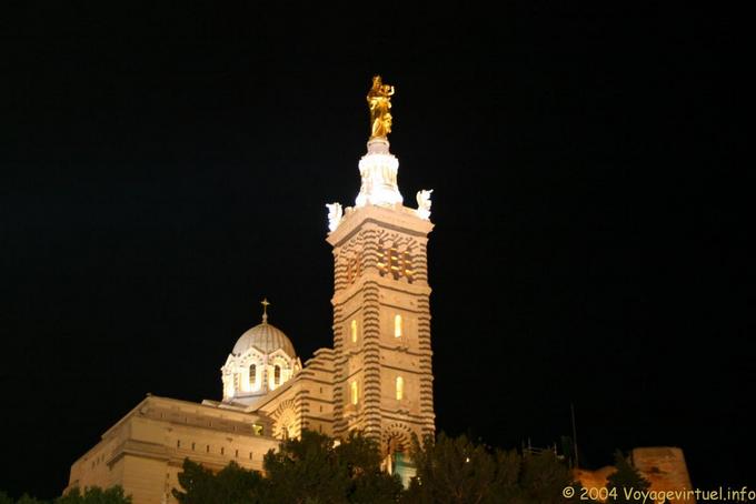 Notre-Dame de la Garde vista nocturna iluminada, Marsella - Francia