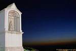 Mini capilla y cielo de la noche, Marsella, Francia.