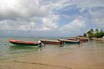 Alineación de los barcos de pesca en la playa, Anse l'Etang, La Caravelle, Martinica.