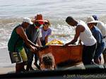 Levante el barco en la playa después de la pesca, Petite Anse, Martinica.