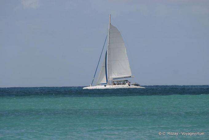 El paso de un catamarán, Anse des Salines - Martinica
