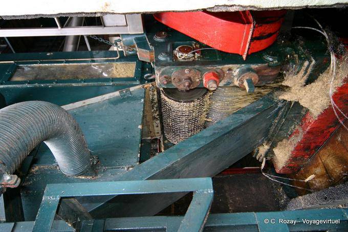 Mecánica para la molienda de la caña, haciendo Zepol Karé, Rhumerie Neisson, Carbet - Martinica