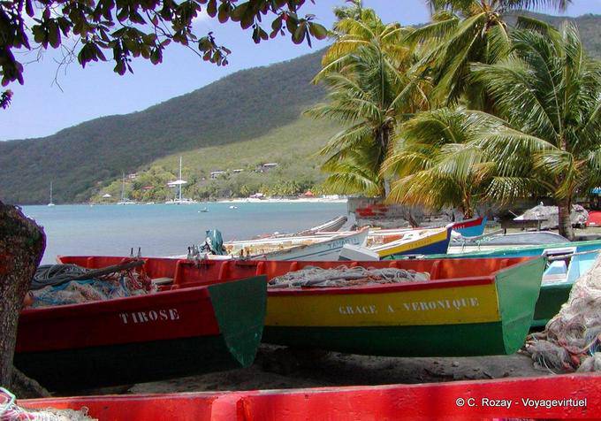 Tirose y Gracias a Verónica, barcos en el Grande Anse d'Arlet - Martinica