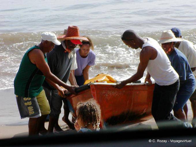 Levante el barco en la playa después de la pesca, Petite Anse - Martinica