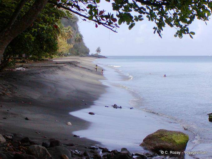 Anse Turin, playa de arena volcánica en Le Carbet - Martinica