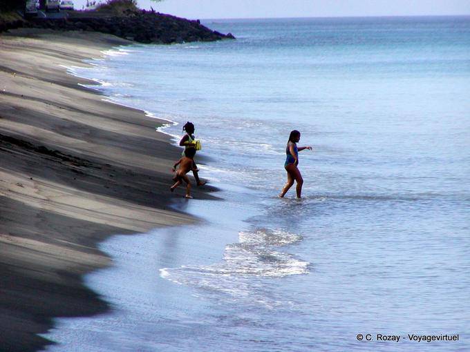 Carreras en la playa de arena negro, Anse Turin - Martinica