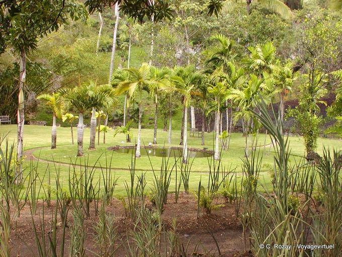 En el centro del jardín, chorro de agua 1743 Habitation Anse Latouche - Martinica
