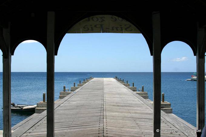 El muelle de madera de San Pedro vista desde la costa - Martinica