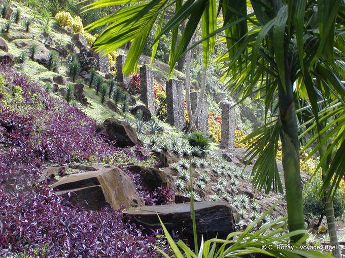 Pilares de las diapositivas de la barra en el sombrío, Habitation Anse Latouche - Martinica