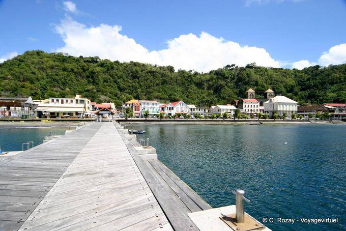 La ciudad de San Pedro vista desde el final del muelle - Martinica