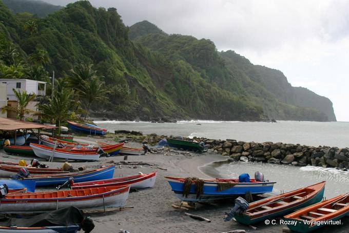 Barcos de pesca en la playa Grand'Rivière - Martinica